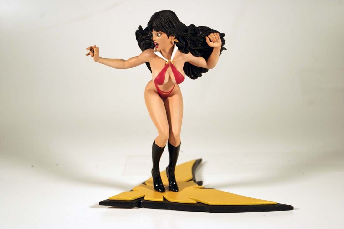 DYNAMITE - Vampirella Statue Adam Hughes 20 cm