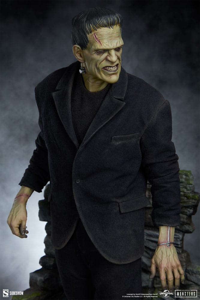 SIDESHOW - Frankenstein Premium Format Mixed Media Statue Frankenstein (Fabric Costume)