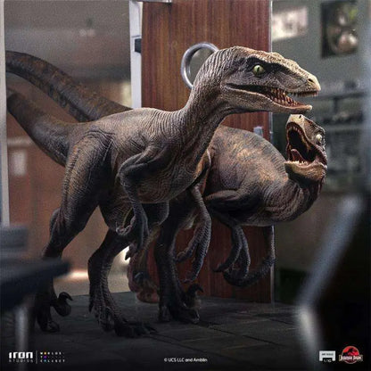 IRON STUDIOS - Jurassic Park Raptors At The Kitchen Door 1/10 Statue