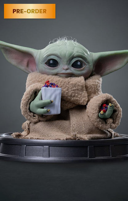 IRON STUDIOS - Mandalorian & Grogu Movie Grogu Popcorn Time 1/4 Legacy Statue