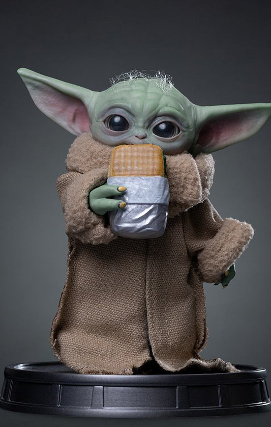 IRON STUDIOS - Mandalorian & Grogu Movie Grogu Food Cart Snack 1/4 Legacy Statue
