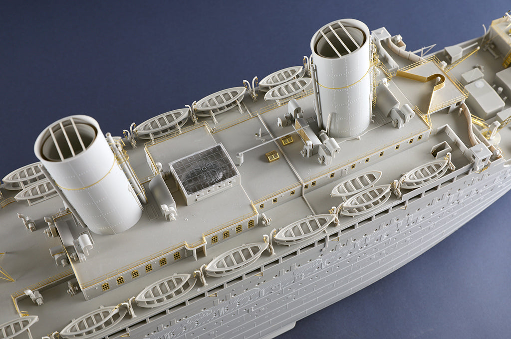 TRUMPETER - HMT Olympic  1/200