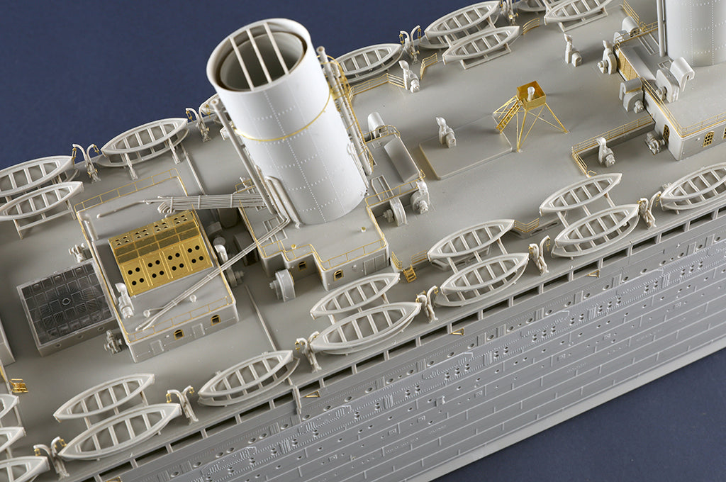 TRUMPETER - HMT Olympic  1/200
