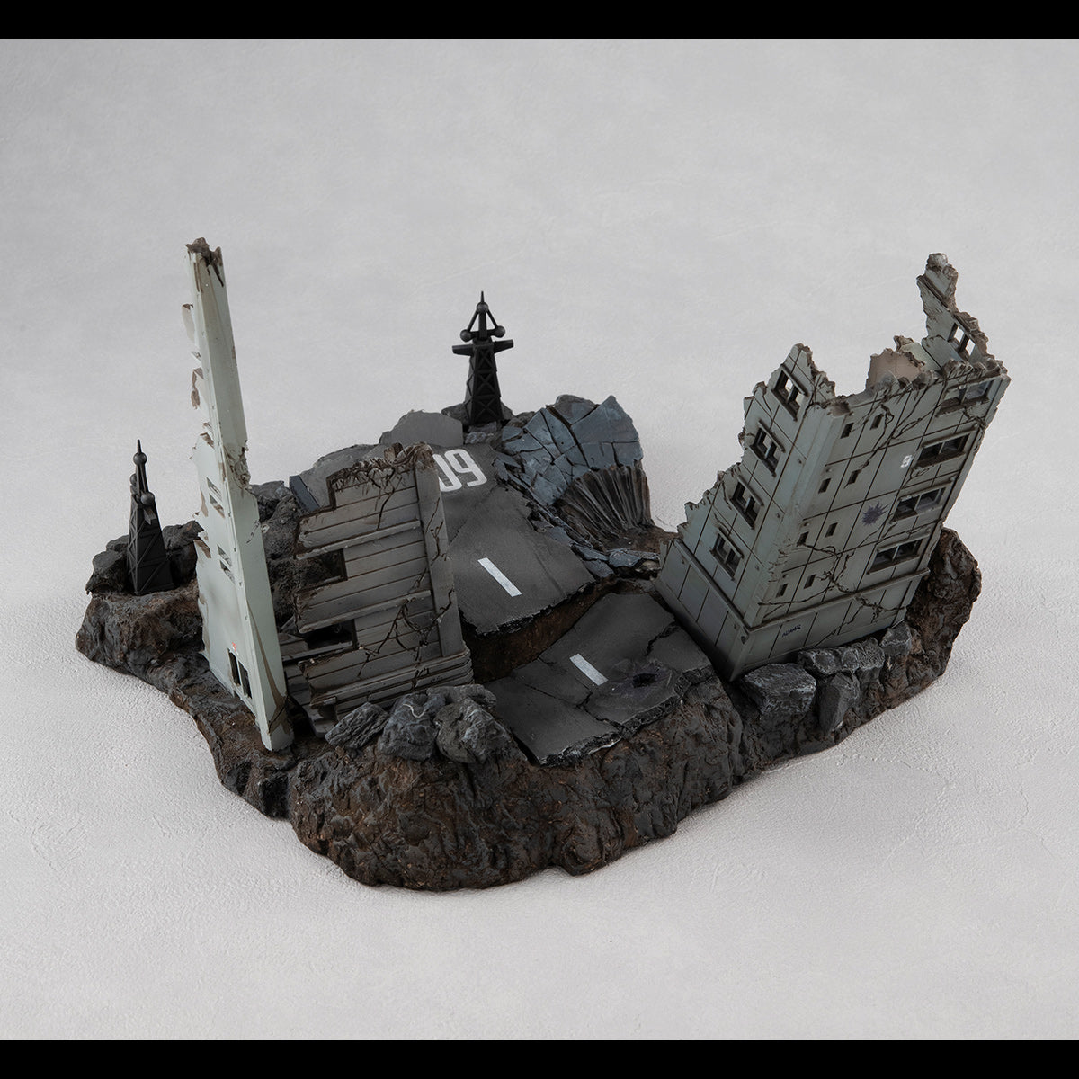 MEGAHOUSE - MS Gundam G Structure Ruins Diorama 1/144