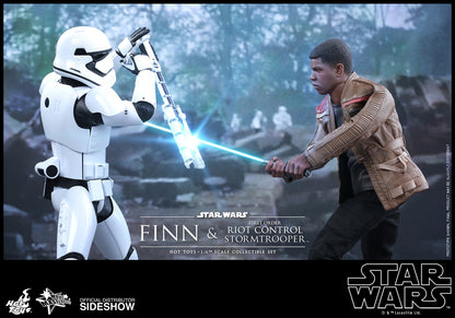 HOT TOYS - Star Wars - Episode VII The Force Awakens - Finn and First Order Riot Control Stormtrooper - Movie Masterpiece 1:6 Action Doll