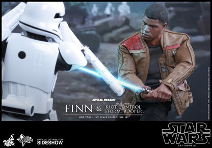 HOT TOYS - Star Wars - Episode VII The Force Awakens - Finn and First Order Riot Control Stormtrooper - Movie Masterpiece 1:6 Action Doll