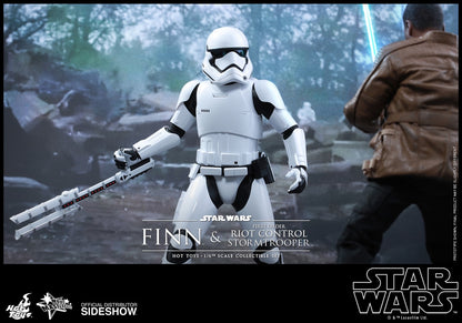HOT TOYS - Star Wars - Episode VII The Force Awakens - Finn and First Order Riot Control Stormtrooper - Movie Masterpiece 1:6 Action Doll