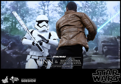 HOT TOYS - Star Wars - Episode VII The Force Awakens - Finn and First Order Riot Control Stormtrooper - Movie Masterpiece 1:6 Action Doll
