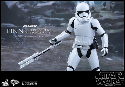 HOT TOYS - Star Wars - Episode VII The Force Awakens - Finn and First Order Riot Control Stormtrooper - Movie Masterpiece 1:6 Action Doll