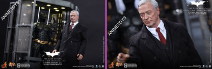 HOT TOYS - Dc Comics - Batman The Dark Knight - Batman Armory with Bruce Wayne and Alfred - Movie Masterpiece 1:6 Action Doll