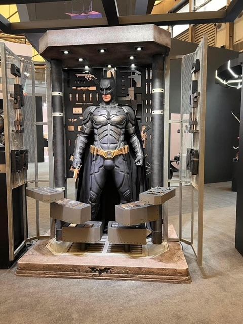 QUEEN STUDIOS - Dc Comics - The Dark Knight Life-Size Statue Batman Ultimate Edition (With Batman Armory)