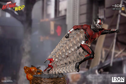 IRON STUDIO - Marvel - Ant-Man & Wasp- Ant-Man - Battle Diorama Set 1:10