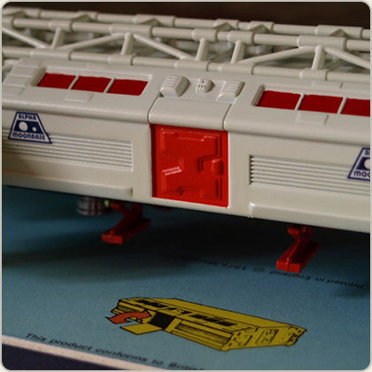 SIXTEEN 12 - Space 1999 Retrospective Eagle Transporter Special Edition in celebration of childhood - Die Cast Collection