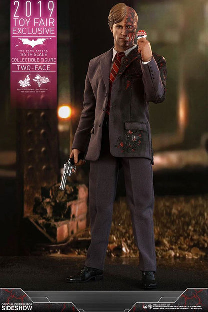 HOT TOYS - Dc Comics - Batman The Dark Knight - Two-Face - 2019 Toy Fair EXCLUSIVE - Movie Masterpiece 1:6 Action Doll