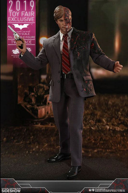 HOT TOYS - Dc Comics - Batman The Dark Knight - Two-Face - 2019 Toy Fair EXCLUSIVE - Movie Masterpiece 1:6 Action Doll