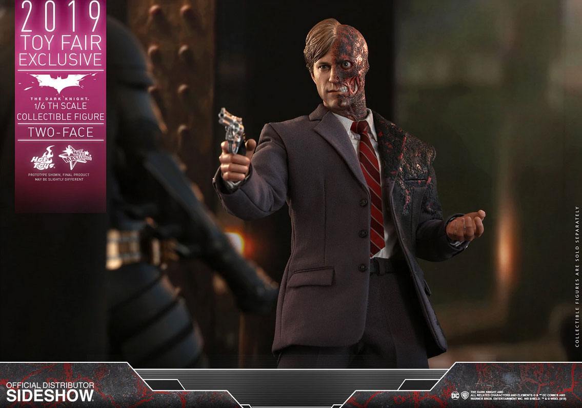 HOT TOYS - Dc Comics - Batman The Dark Knight - Two-Face - 2019 Toy Fair EXCLUSIVE - Movie Masterpiece 1:6 Action Doll