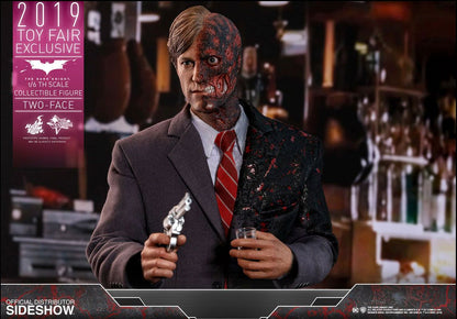 HOT TOYS - Dc Comics - Batman The Dark Knight - Two-Face - 2019 Toy Fair EXCLUSIVE - Movie Masterpiece 1:6 Action Doll