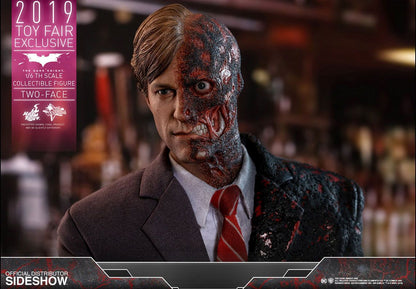 HOT TOYS - Dc Comics - Batman The Dark Knight - Two-Face - 2019 Toy Fair EXCLUSIVE - Movie Masterpiece 1:6 Action Doll