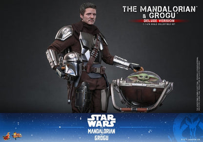 HOT TOYS - Star Wars: The Mandalorian & Grogu Movie Masterpiece Action Figure 1/6 The Mandalorian and Grogu (Deluxe Version)