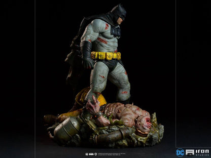 IRON STUDIOS - Batman: The Dark Knight Returns Diorama 1/6 Batman