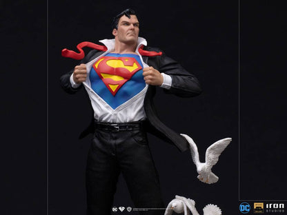 IRON STUDIO - Dc Comics - DeLuxe Art Scale Statue 1:10 Clark Kent