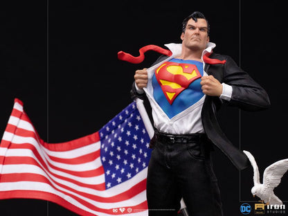 IRON STUDIO - Dc Comics - DeLuxe Art Scale Statue 1:10 Clark Kent