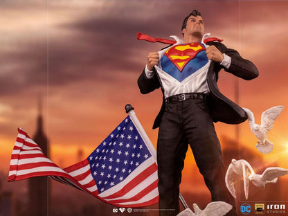 IRON STUDIO - Dc Comics - DeLuxe Art Scale Statue 1:10 Clark Kent