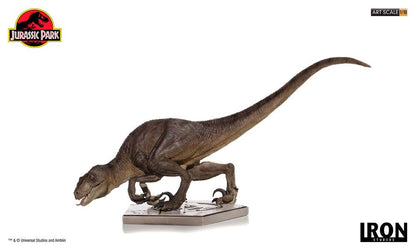 IRON STUDIO - Jurassic Park Crounching Velociraptor 1:10 Scale