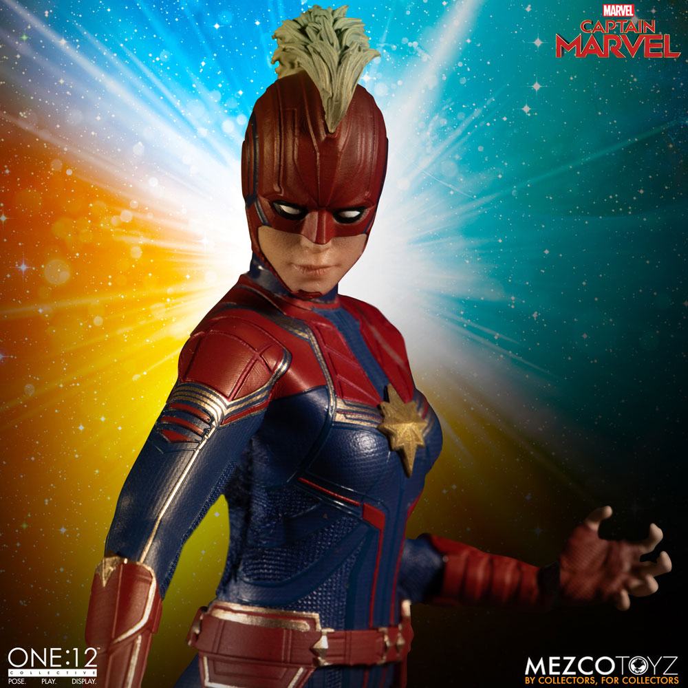 MEZCO - Captain Marvel Action Figure 112 Captain Marvel