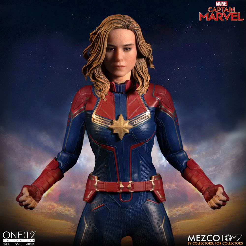 MEZCO - Captain Marvel Action Figure 112 Captain Marvel