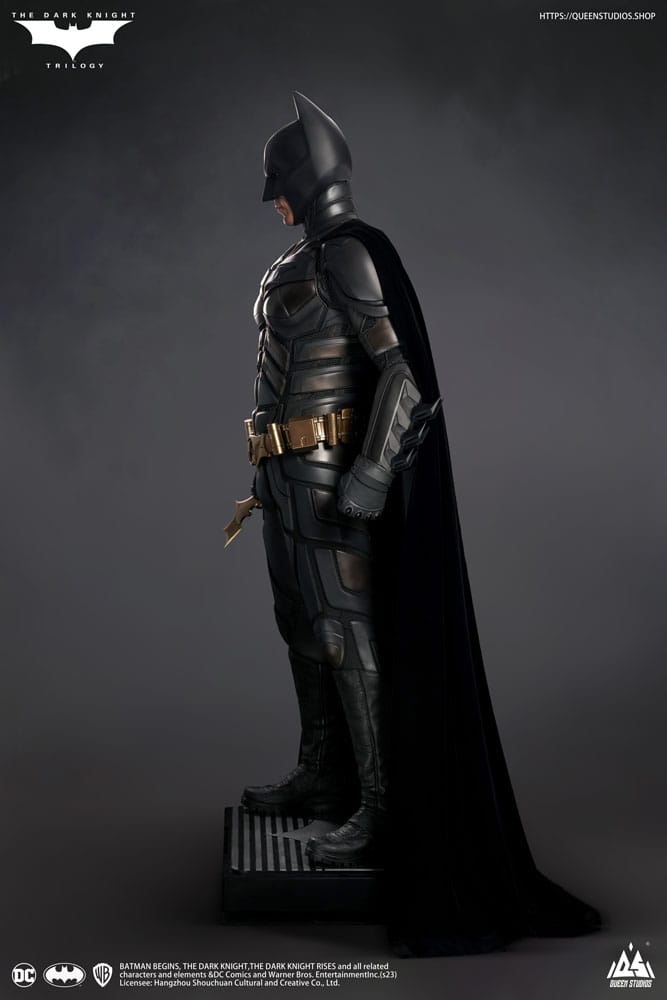 QUEEN STUDIOS - Dc Comics - The Dark Knight Life-Size Statue Batman Ultimate Edition (With Batman Armory)