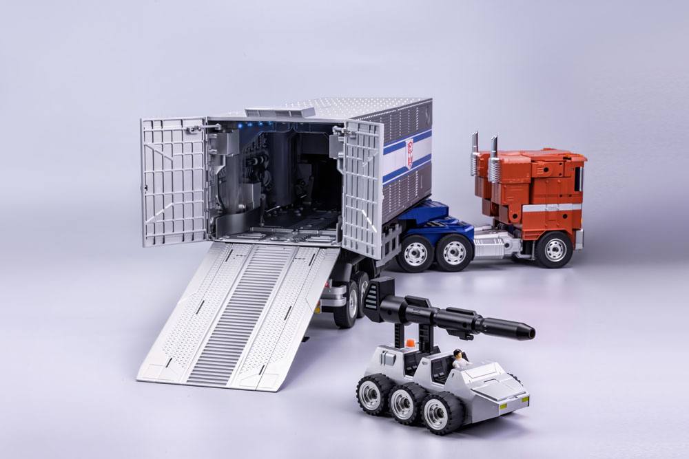 ROBOSEN - Transformers Interactive Auto-Converting Vehicle Optimus Prime Flagship Trailer Kit