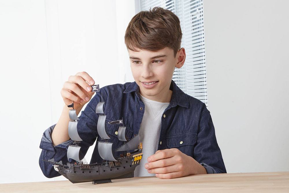 REVELL - Pirates of The Caribbean Dead Men Tell No Tales Easy-Click Model Kit 1/150 Black Pearl