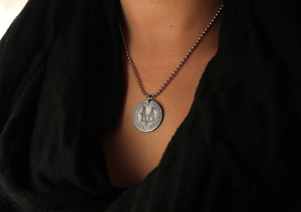 CINEREPLICA - Game of Thrones Iron Coin of The Faceless Man Valar Morghulis Necklace