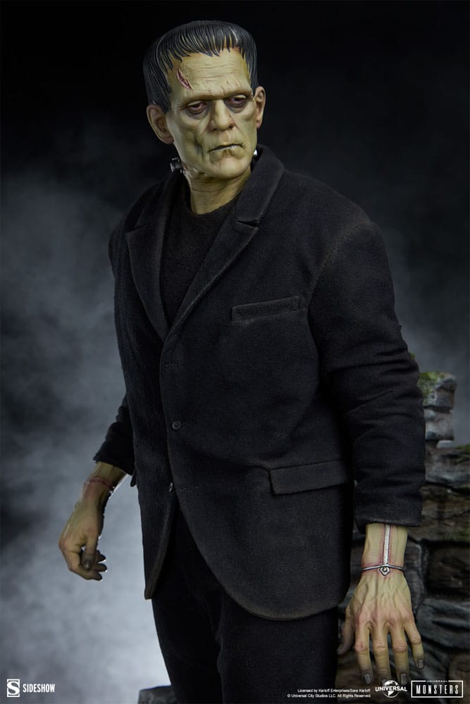 SIDESHOW - Frankenstein Premium Format Mixed Media Statue Frankenstein (Fabric Costume)