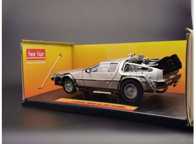 SUN STAR - Back to the Future Die Cast Model 1/18 1983 DeLorean